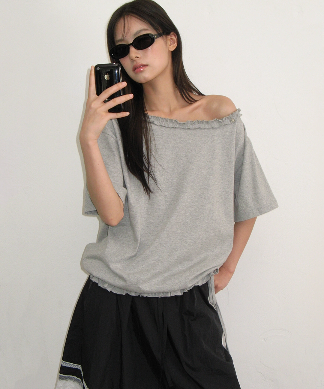 론론 FRILL OFF SHOULDER STRING T SHIRT GREY 상품 이미지 1