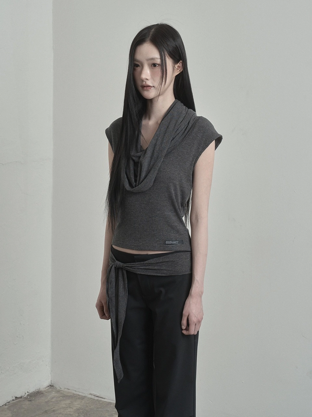 이네기 Cowl Off Tie Top (charcoal) 상품 이미지 1