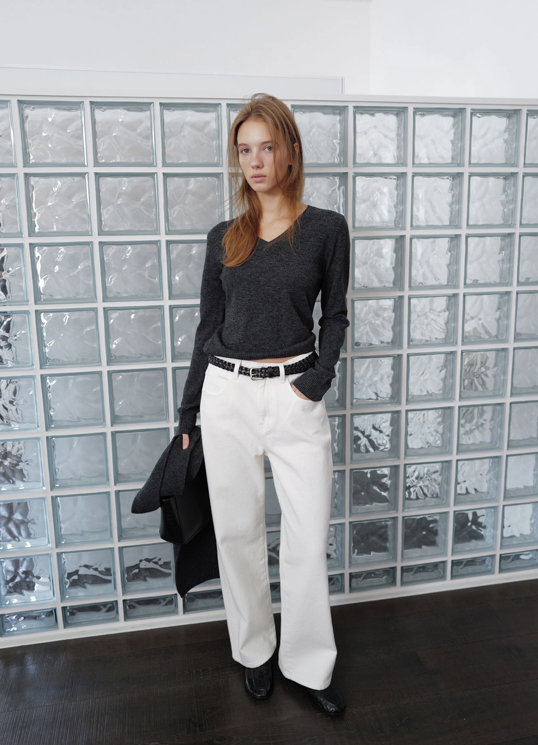 페블엠 Base Slim V-neck Knit - Charcoal (10월 중순 순차배송) 상품 이미지 2