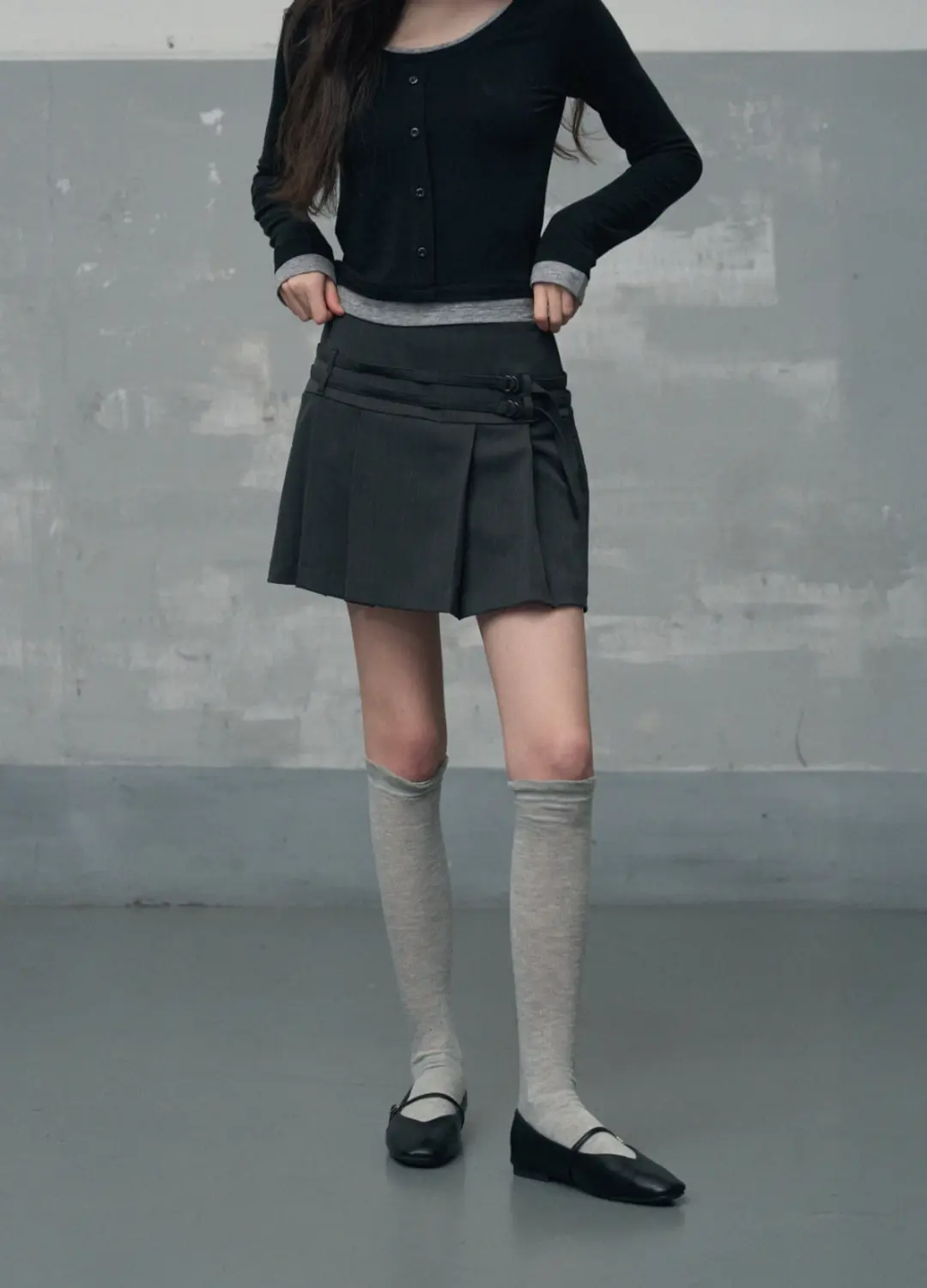 레더리 더블 스트랩 플리츠 미니 스커트 [CHARCOAL] 상품 이미지 2