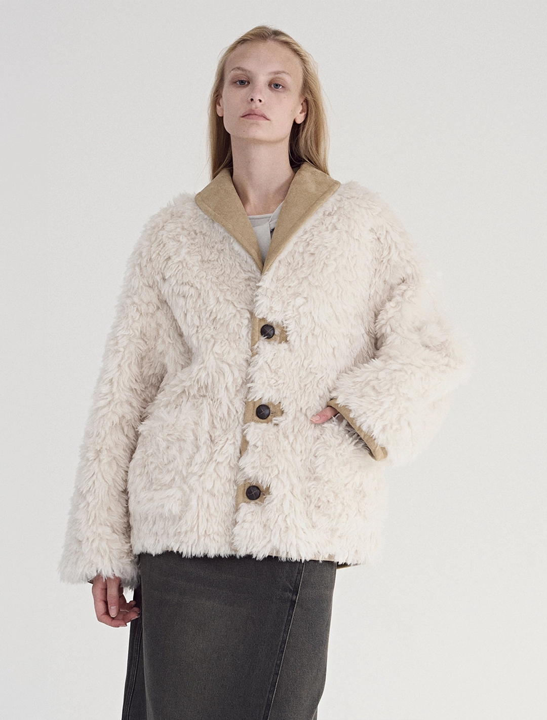 솔티페블 REVERSIBLE MID-LENGTH SHEARLING COAT [BEIGE] 상품 이미지 2