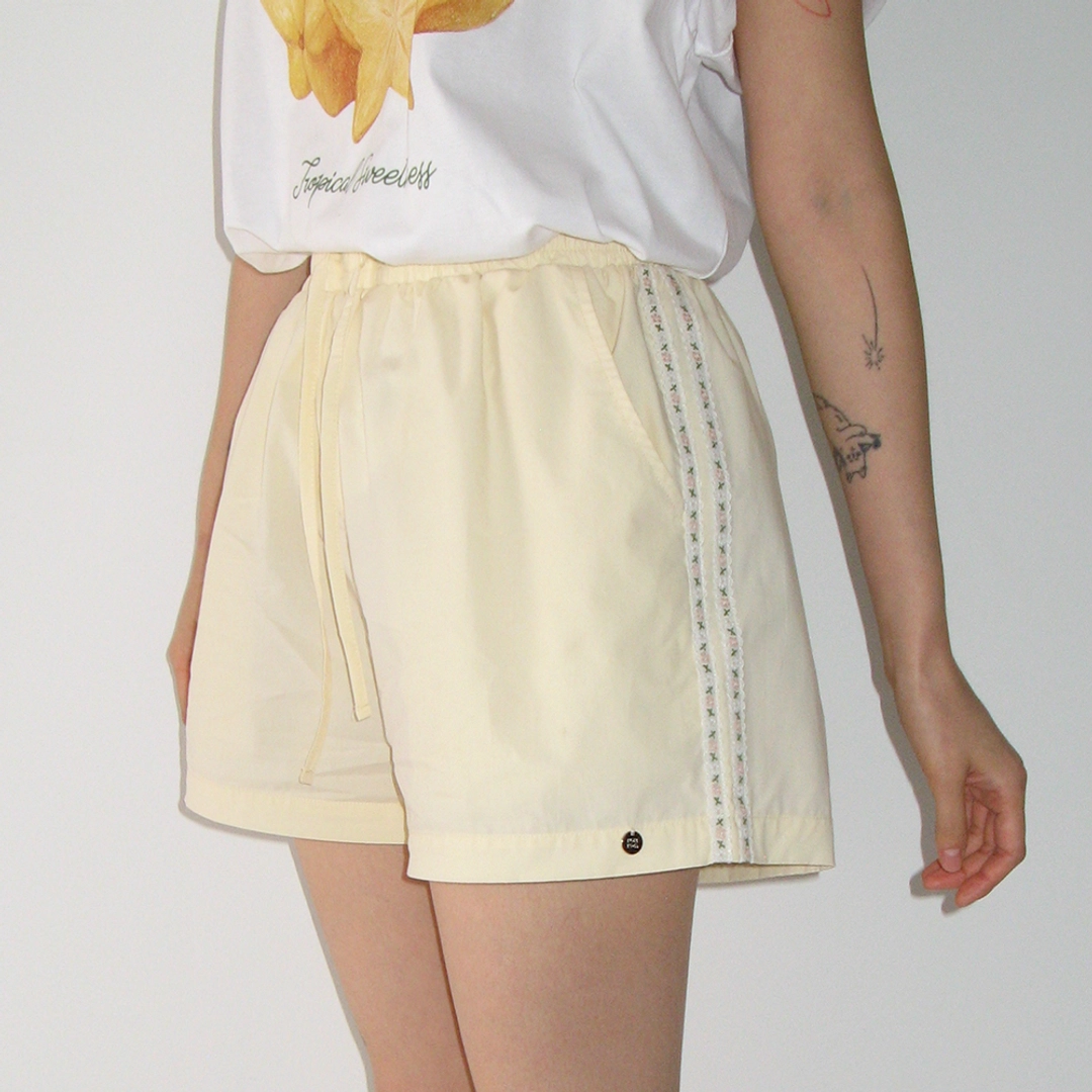 론론 SIDE FLORAL TRACK SHORT PANTS SOFT YELLOW 상품 이미지 2