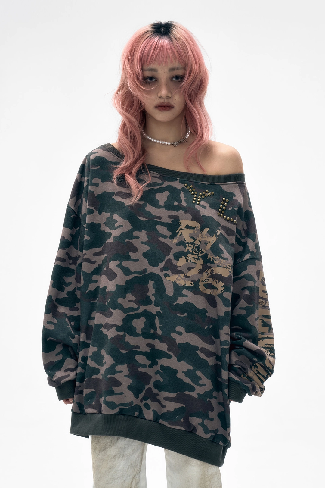와이이이엘 YL STUDDED OFF-SHOULDER SWEATSHIRT CAMO BEIGE 상품 이미지 2