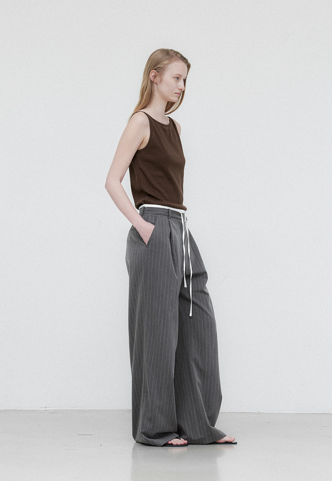 아뜰리에 나인 (Z-T-6930)ESSENTIAL SOLID SLEEVELESS TEE 상품 이미지 3