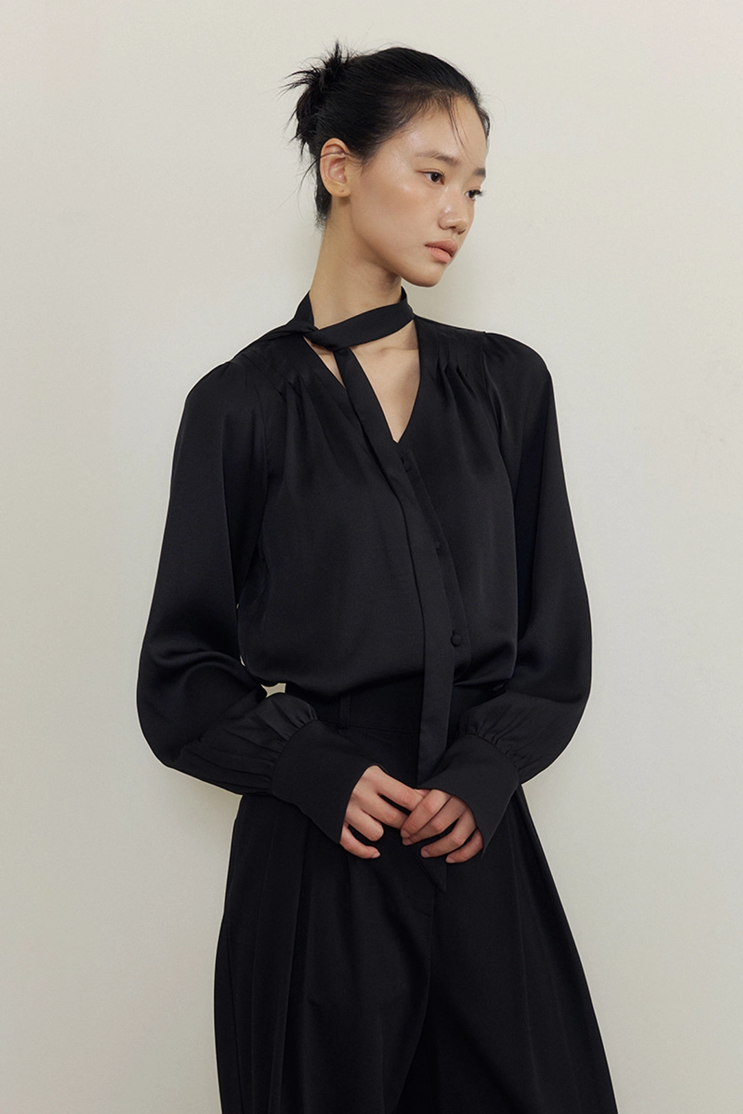 루시르주 Soft Drape Tie-Neck V-Blouse (black) 상품 이미지 2