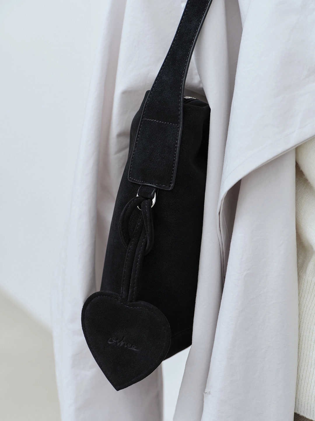 오브히 하트 스웨이드 미러 참 Heart Suede Mirror Charm_Black 상품 이미지 2