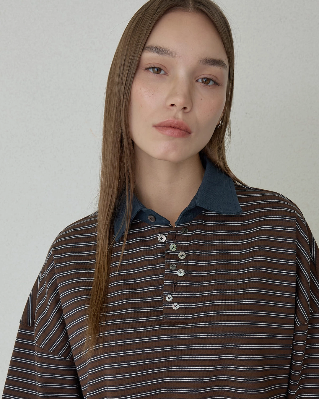 오데스 HAILEY BUTTONED PK TEE - BROWN 상품 이미지 2
