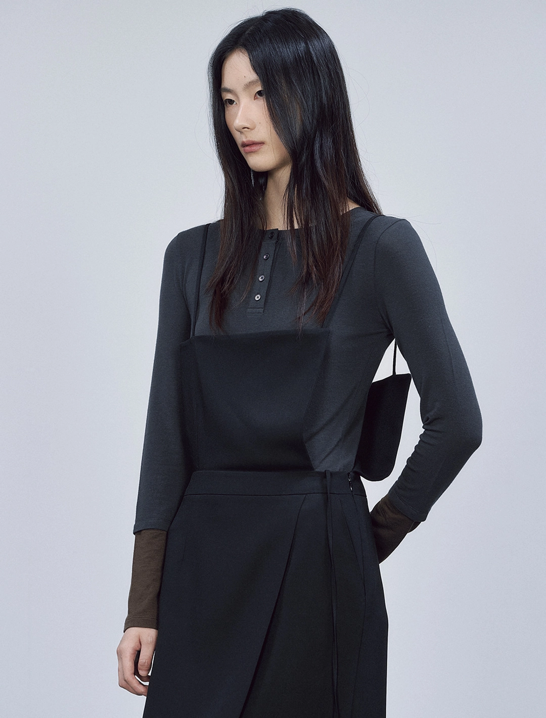 솔티페블 HENLEY NECK LAYERED TOP [CHARCOAL] 상품 이미지 2