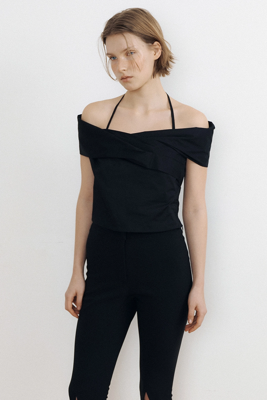 루시르주 Fitted Drape Off-Shoulder Halter Blouse (black) 상품 이미지 1
