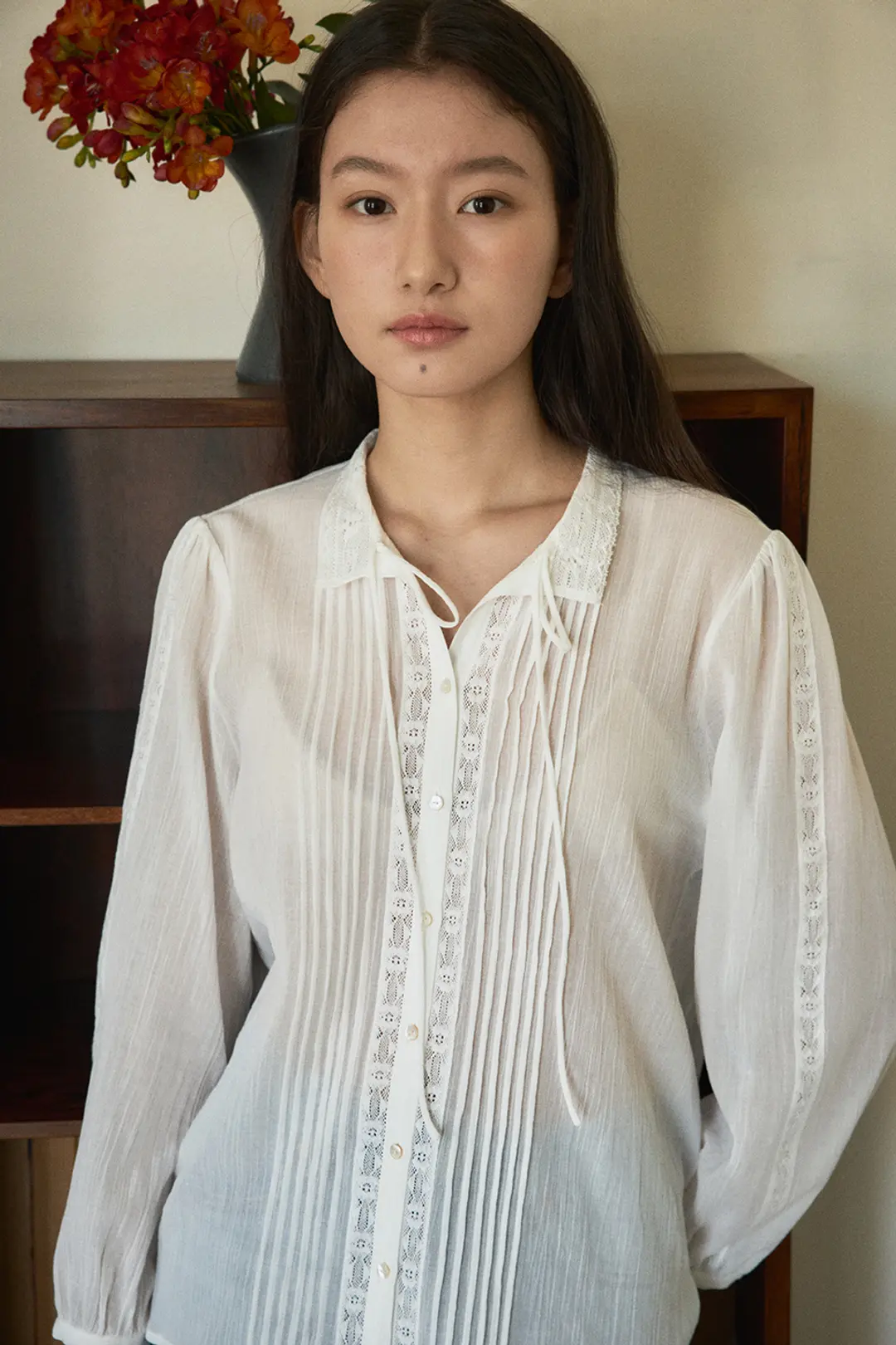블랭크공삼 lace pin-tuck blouse (white) 상품 이미지 1