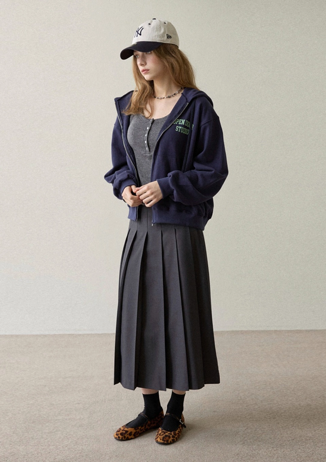 오픈도어 medium long PLEATED SKIRT CHARCOAL 상품 이미지 2