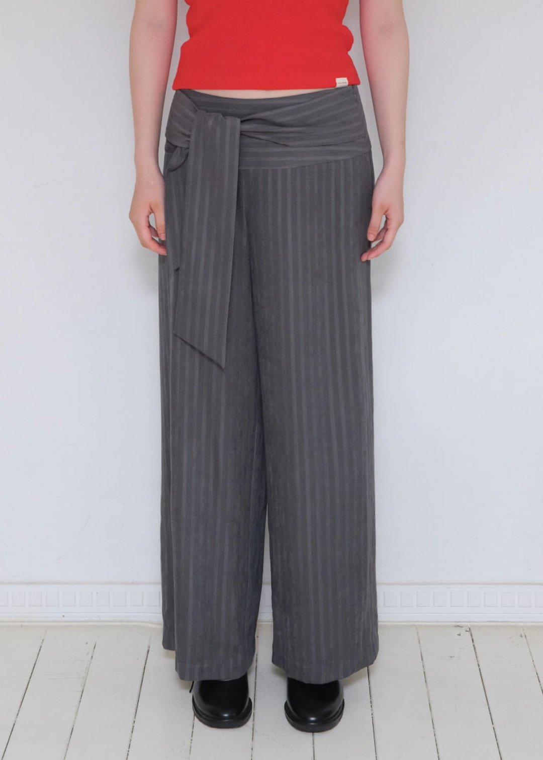온무드 CITY STRIPE BELT PANTS - GRAY 상품 이미지 2