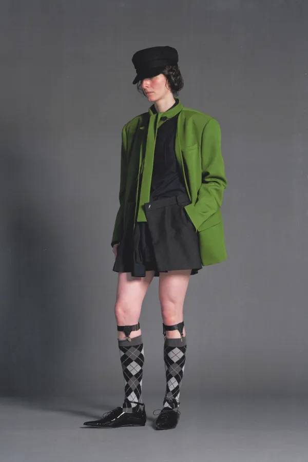 PF26 BLACK FOLDED TUCK SHORTS