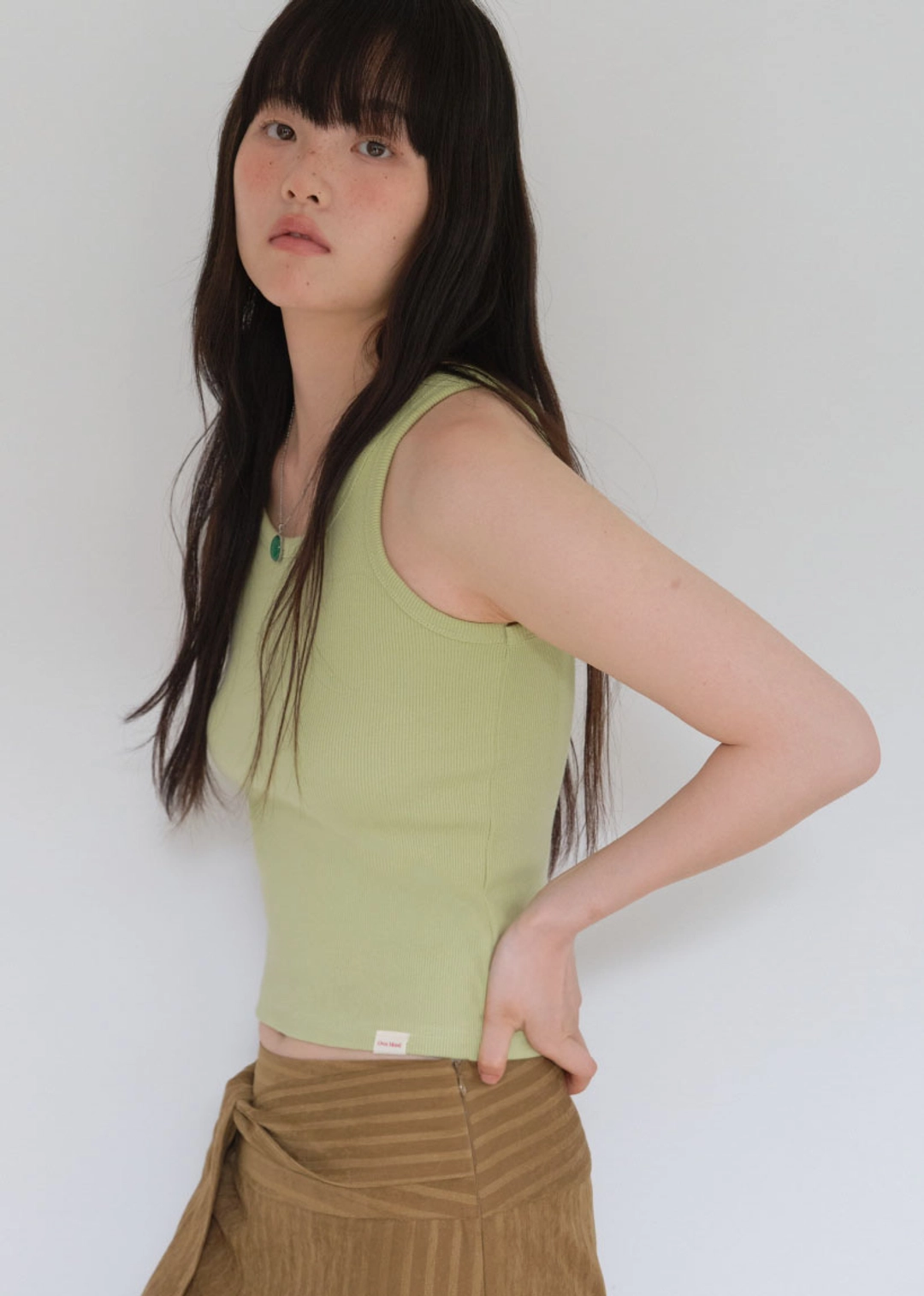 온무드 MUST ESSENTIAL SLEEVELESS - LIME 상품 이미지 2