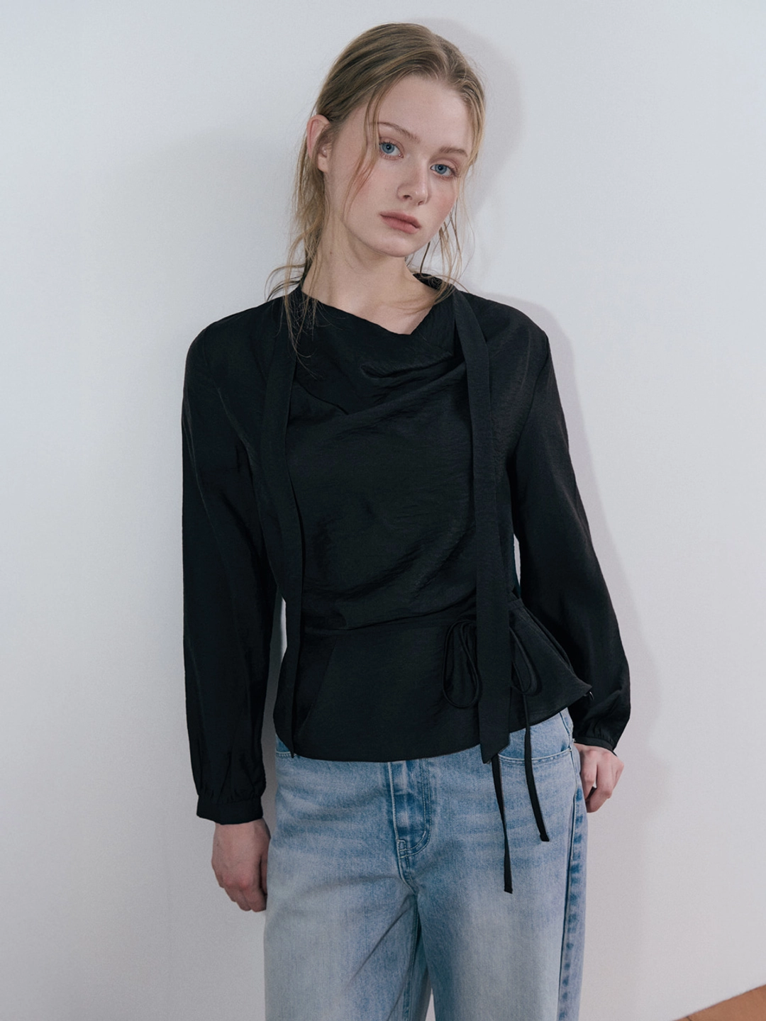 에트몽 Cowl Neck Tie Blouse, Black 상품 이미지 1