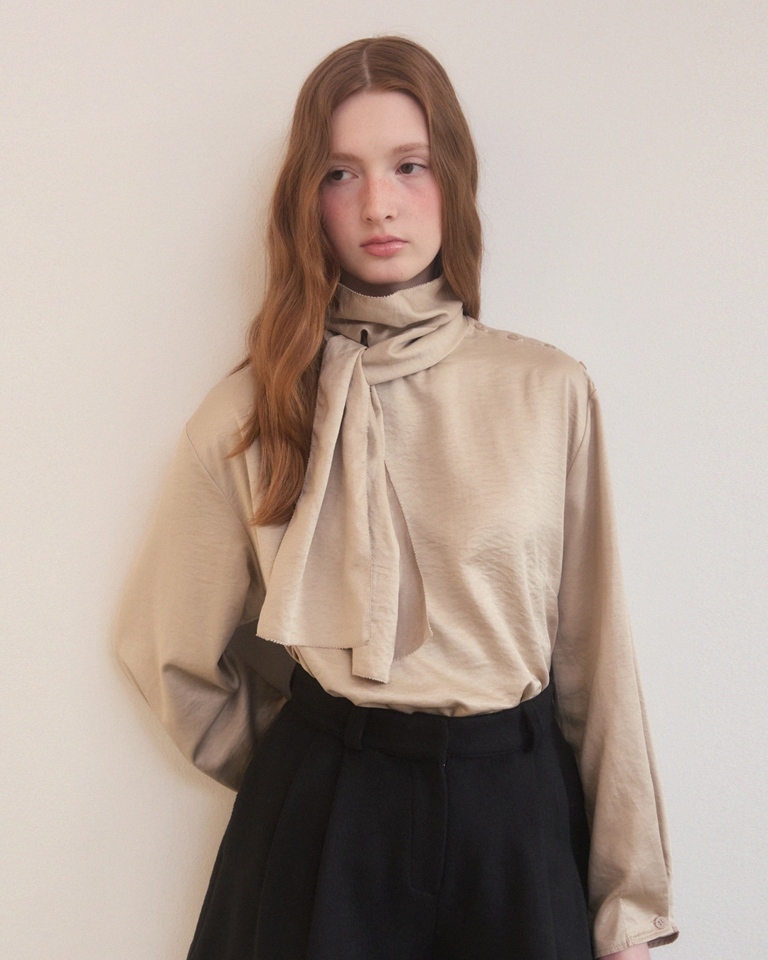 어다울 Satin side button scarf neck blouse - beige 상품 이미지 1