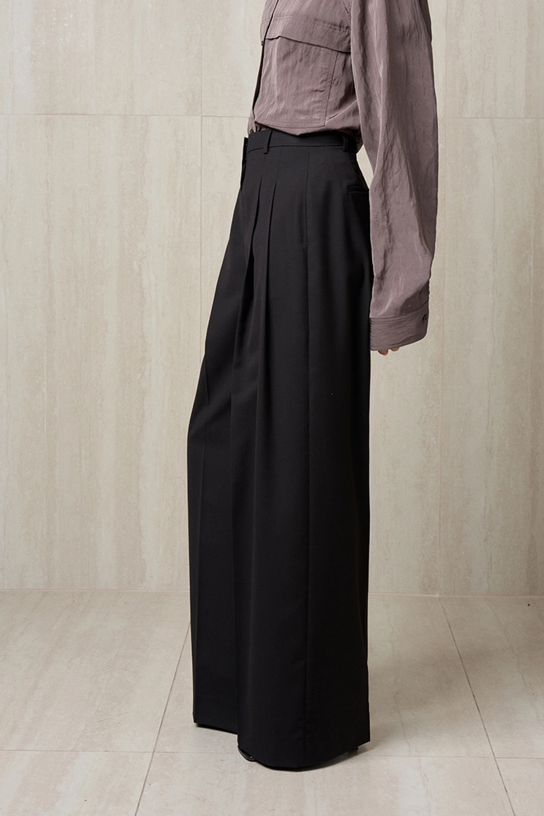 리이 PLEATED WIDE TROUSERS BLACK 상품 이미지 2