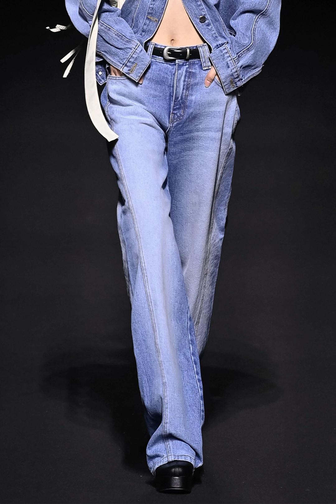 리이 ASYMMETRIC SEAM WASHED DENIM JEAN 상품 이미지 2