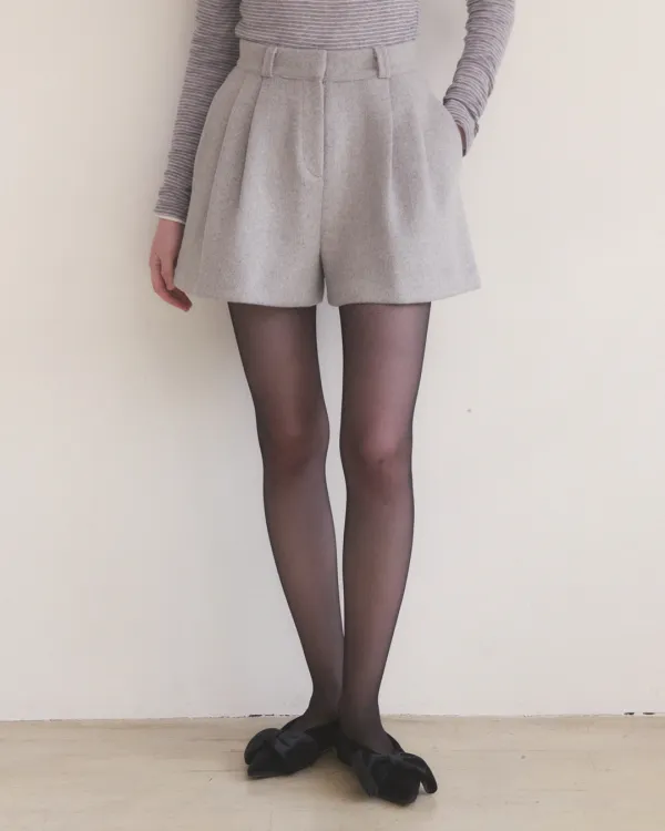 Woolen pintuck short pants - light grey