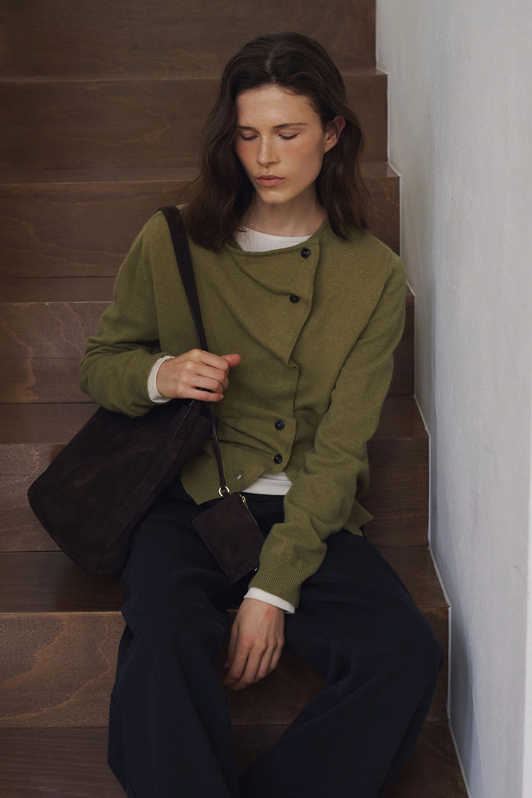 라메레이 Diagonal Button Knit Cardigan[LMBFAUKN313]-Olive 상품 이미지 1