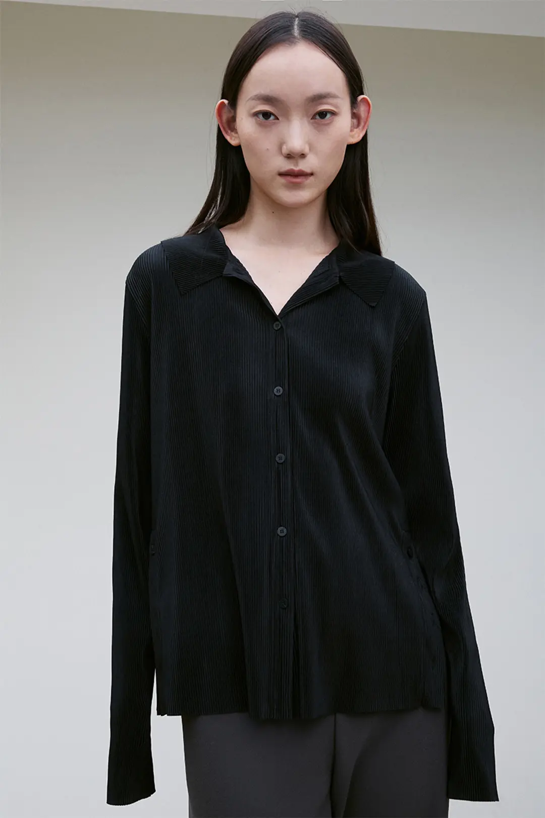 리이 WIDE COLLAR PLEATED BLOUSE BLACK 상품 이미지 1