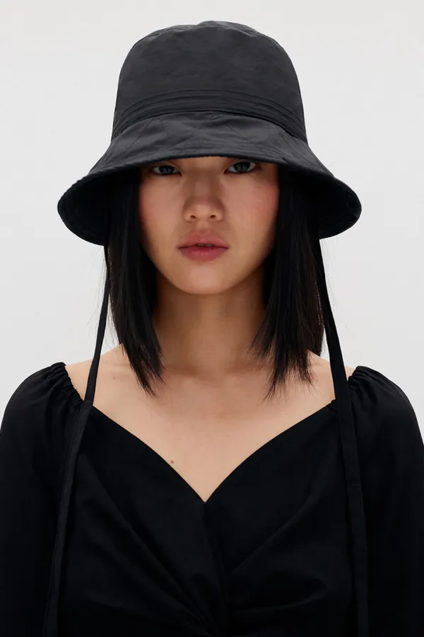 ADJUSTABLE STRAP BUCKET HAT BLACK