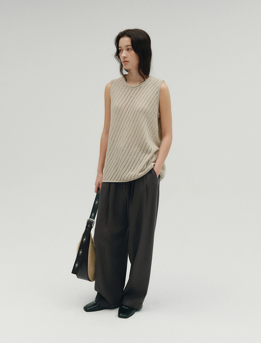 솔티페블 LINEN DIAGONAL LOOSE SLEEVELESS KNIT TOP [BEIGE] 상품 이미지 2
