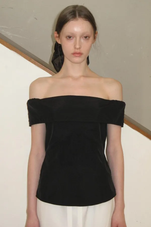 [서현 착용] Off-Shoulder Pintuck Blouse (Black)