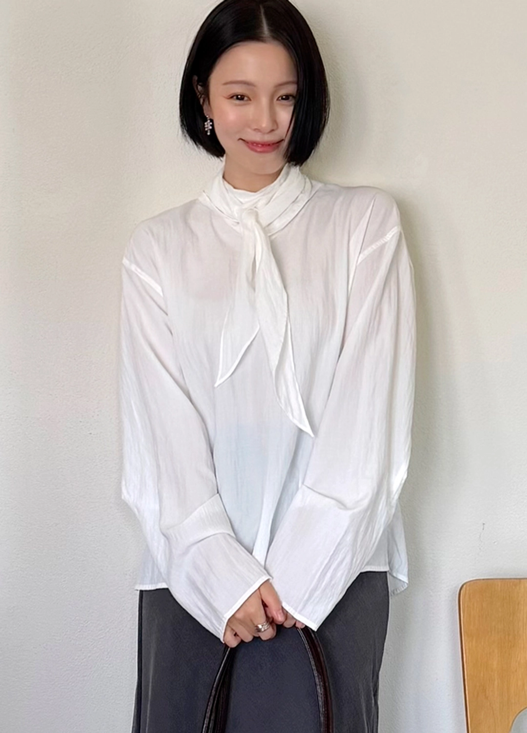 아뜰리에 나인 (Z-BL-4386)MOCK NECK TIE BLOUSE 상품 이미지 2