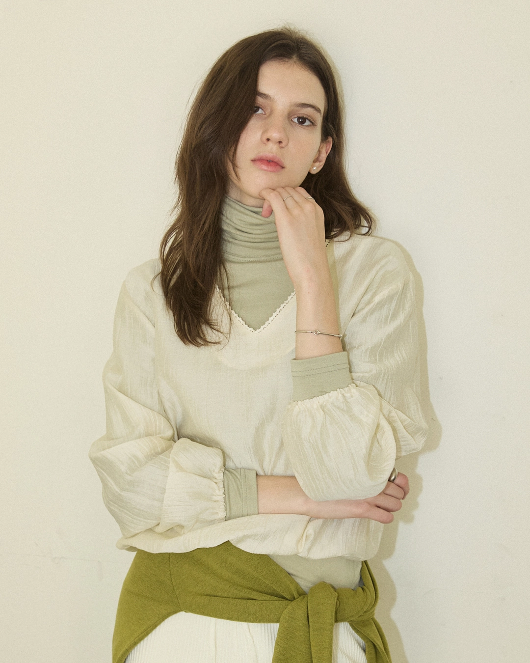 어다울 Silky lace line v neck easy blouse - cream 상품 이미지 2