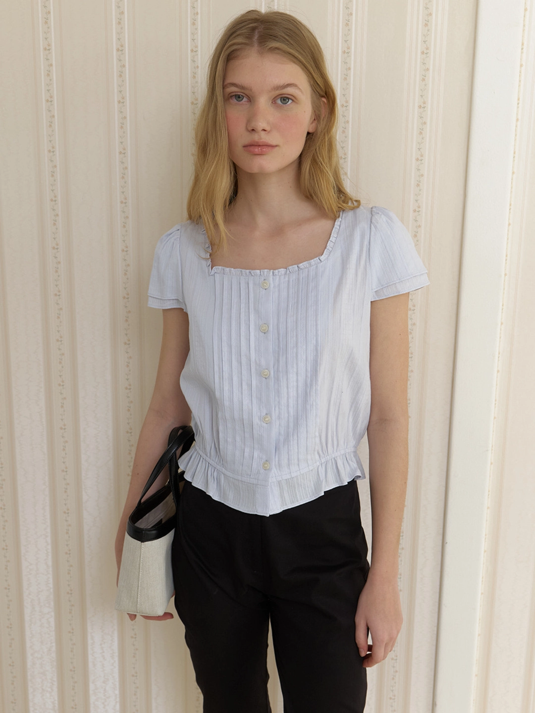 어몽 A RUFFLE SQUARE-NECK BLOUSE_LIGHT BLUE 상품 이미지 1