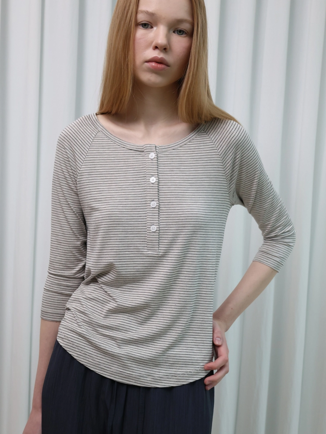 포에브 Striped Henley Neck Top - Black 상품 이미지 1