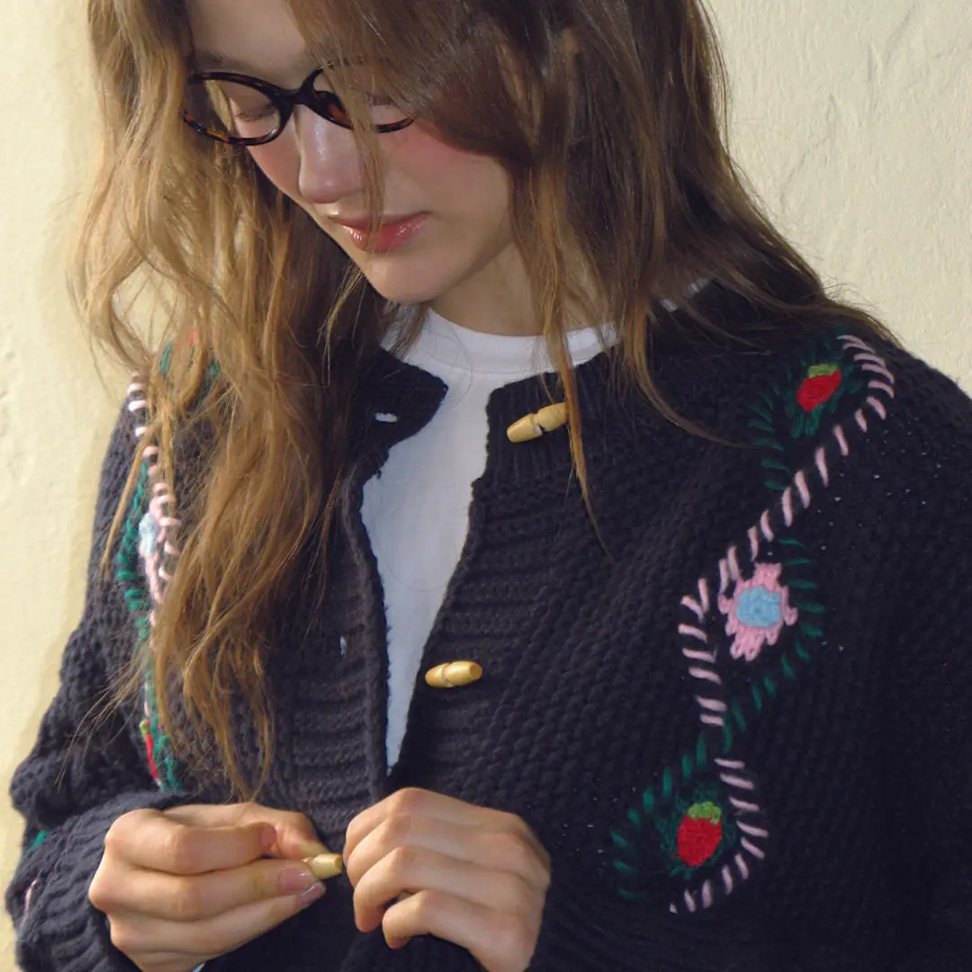 론론 BERRY HANDMADE POINT FISHERMAN TOGGLE CARDIGAN NAVY 상품 이미지 2