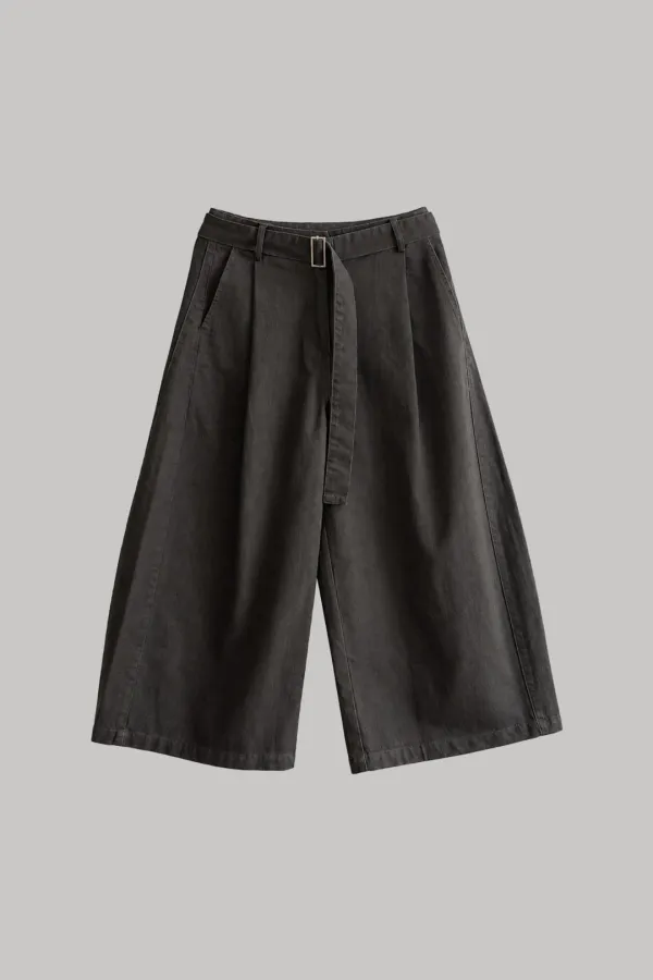 Belted Curved Bermuda Pants (charcoal brown)
