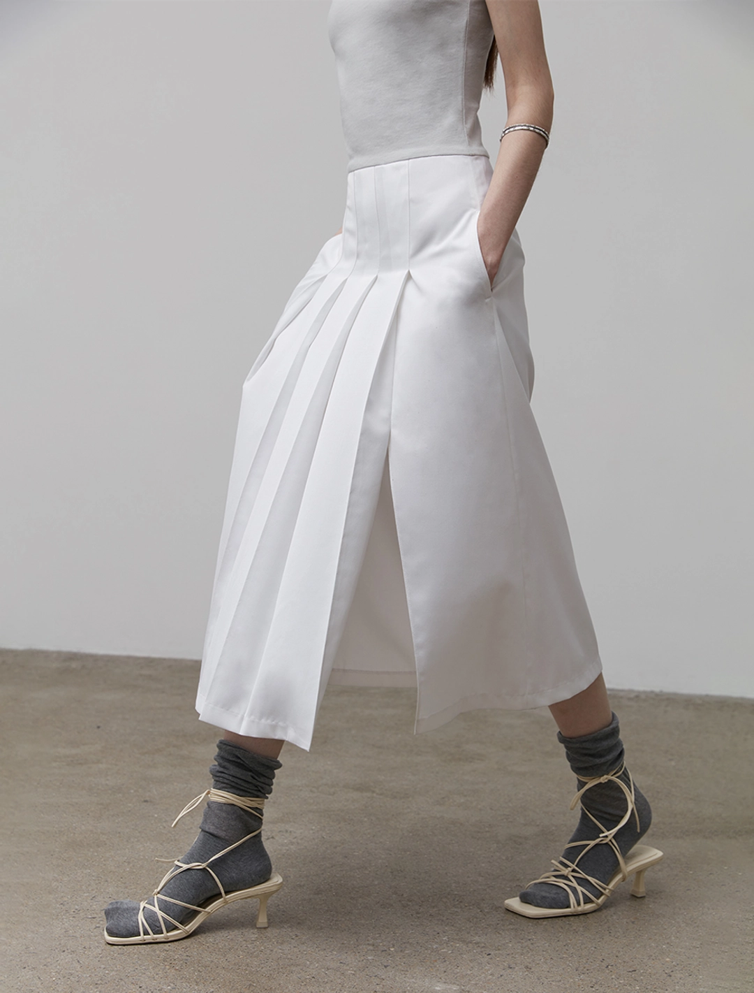 로우타이드 SLEEVELESS PLEATED DRESS [WHITE] 상품 이미지 1