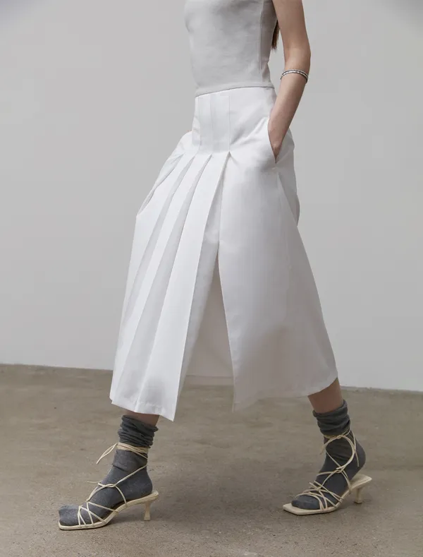 SLEEVELESS PLEATED DRESS [WHITE]