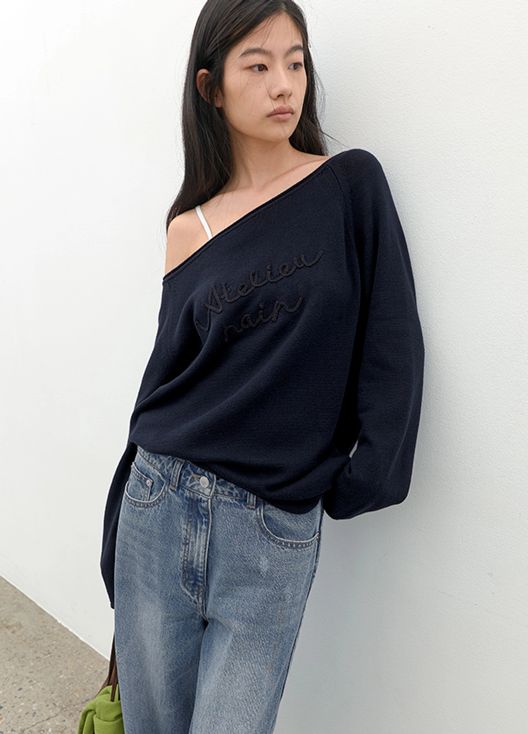 아뜰리에 나인 (T-7291)ONE OFF SHOULDER LETTERING KNIT 상품 이미지 2