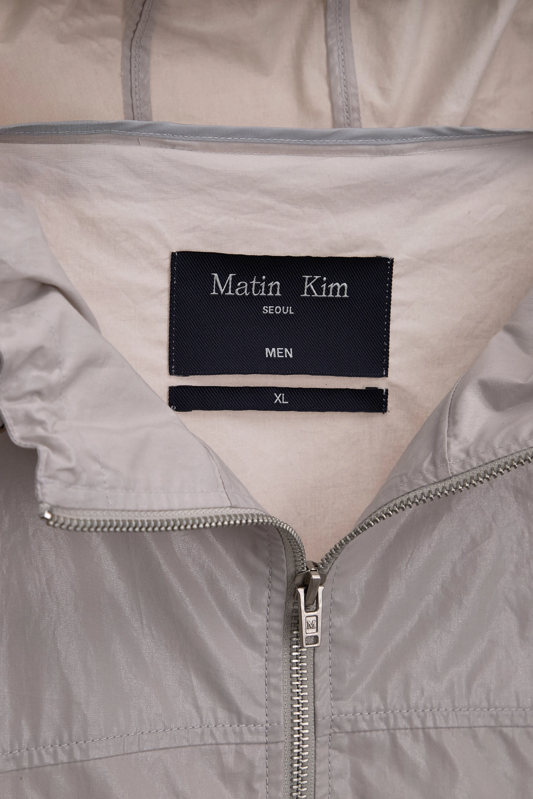 마뗑킴 MATIN HIGH NECK HOODY COATING JUMPER FOR MEN IN LIGHT GREY 상품 이미지 2