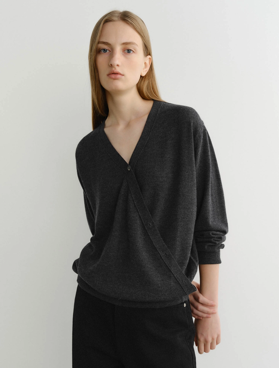 이아 Drape Wrap Cardigan (Charcoal) 상품 이미지 3