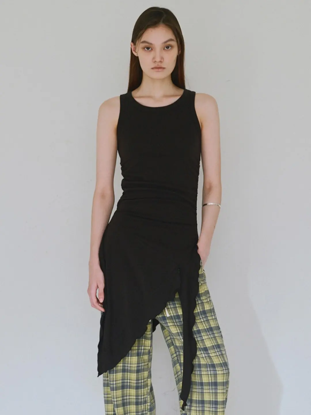 밀로 우먼 Ruffle Sleeveless Top [Black] 상품 이미지 1