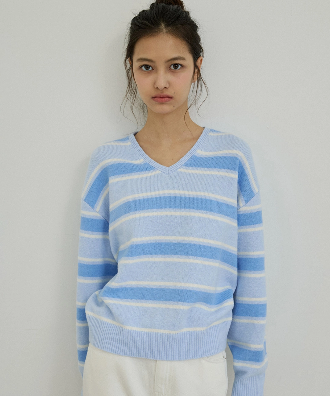 반원 아뜰리에 KN4280 스트라이프 브이넥 니트_Powder blue 상품 이미지 2