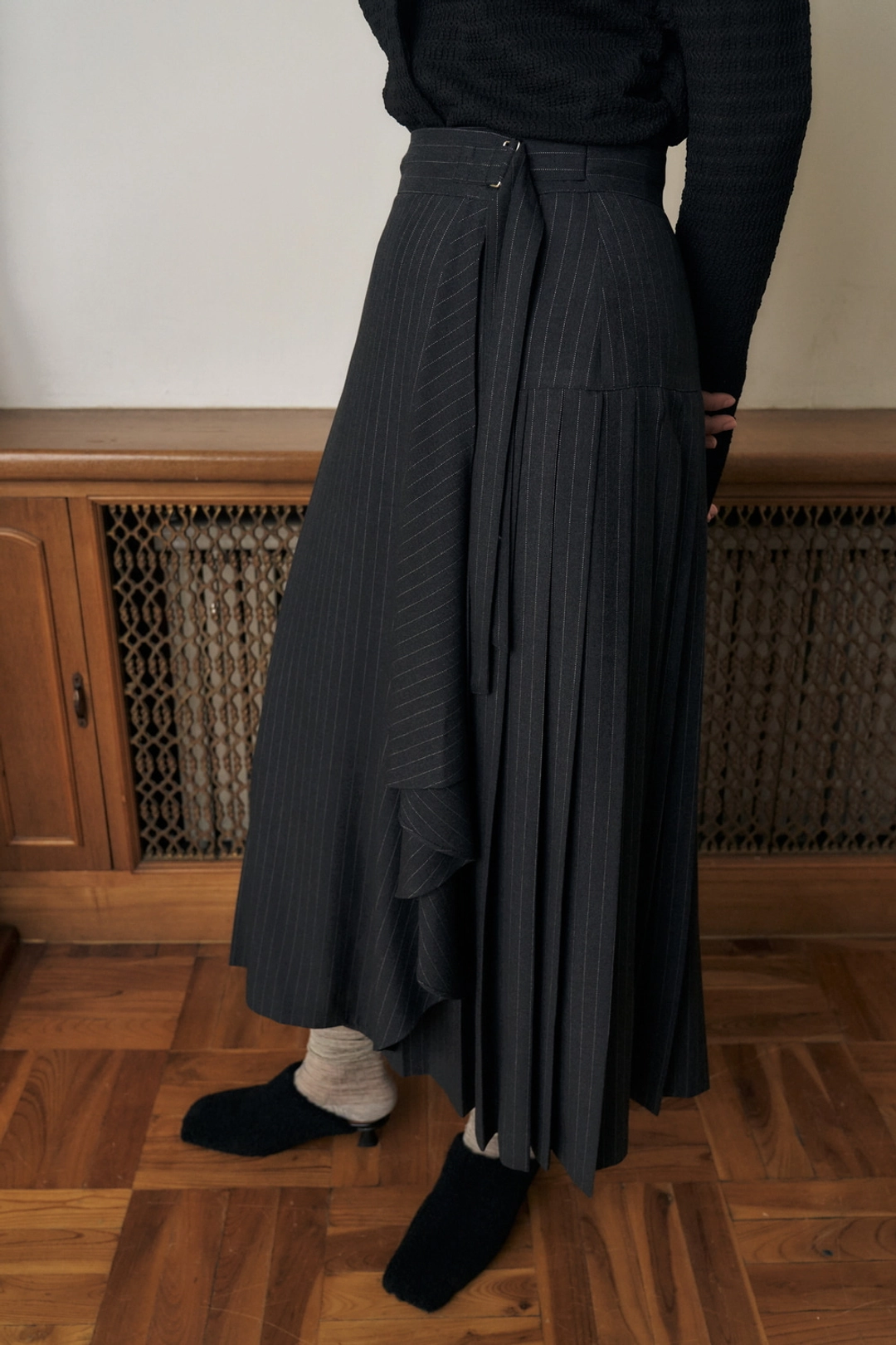 쿠메 PINSTRIPED DRAPED WRAP SKIRT, DARK GRAY 상품 이미지 3