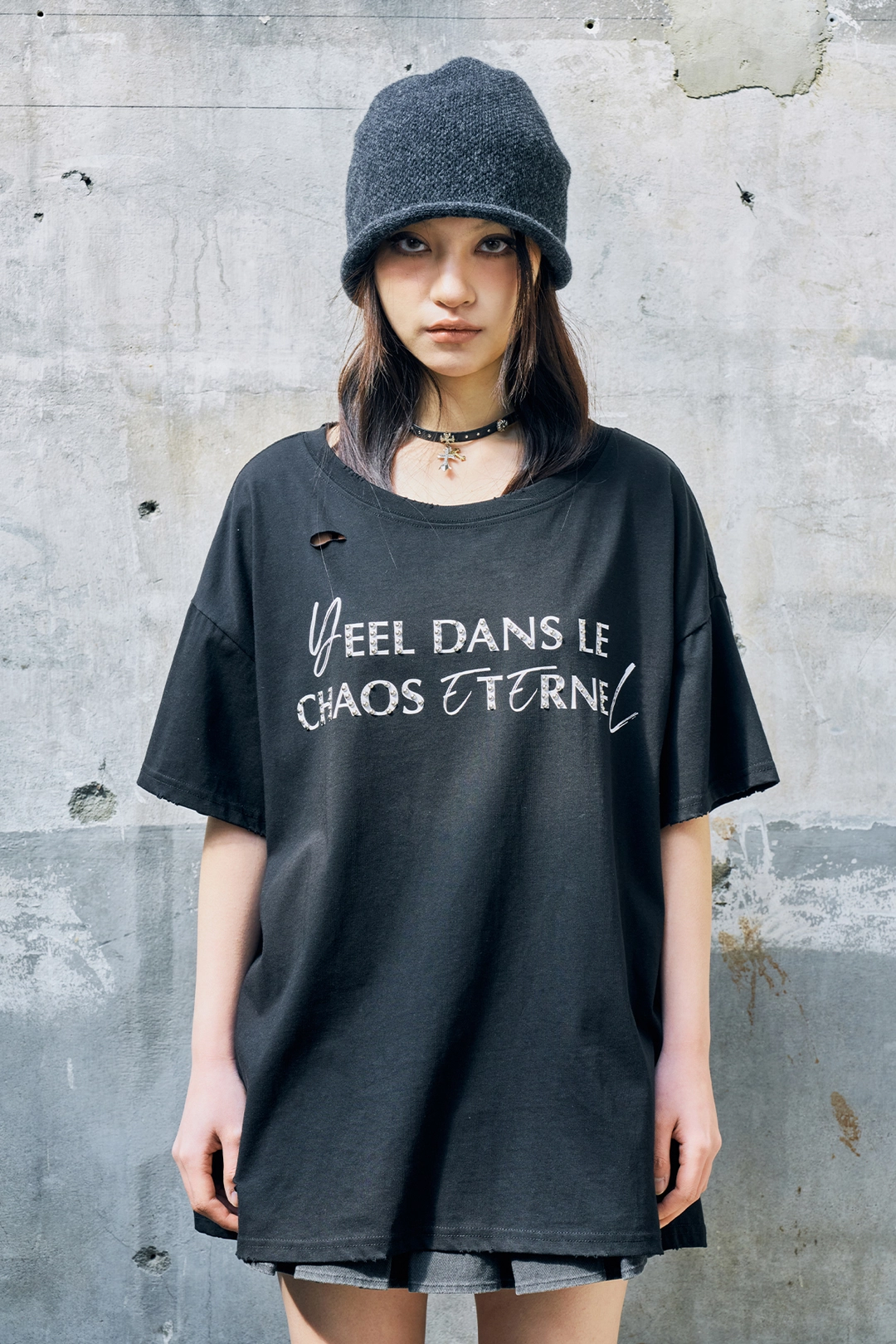 와이이이엘 DISTRESSED STUD LOGO OVERSIZED T-SHIRT BLACK 상품 이미지 2