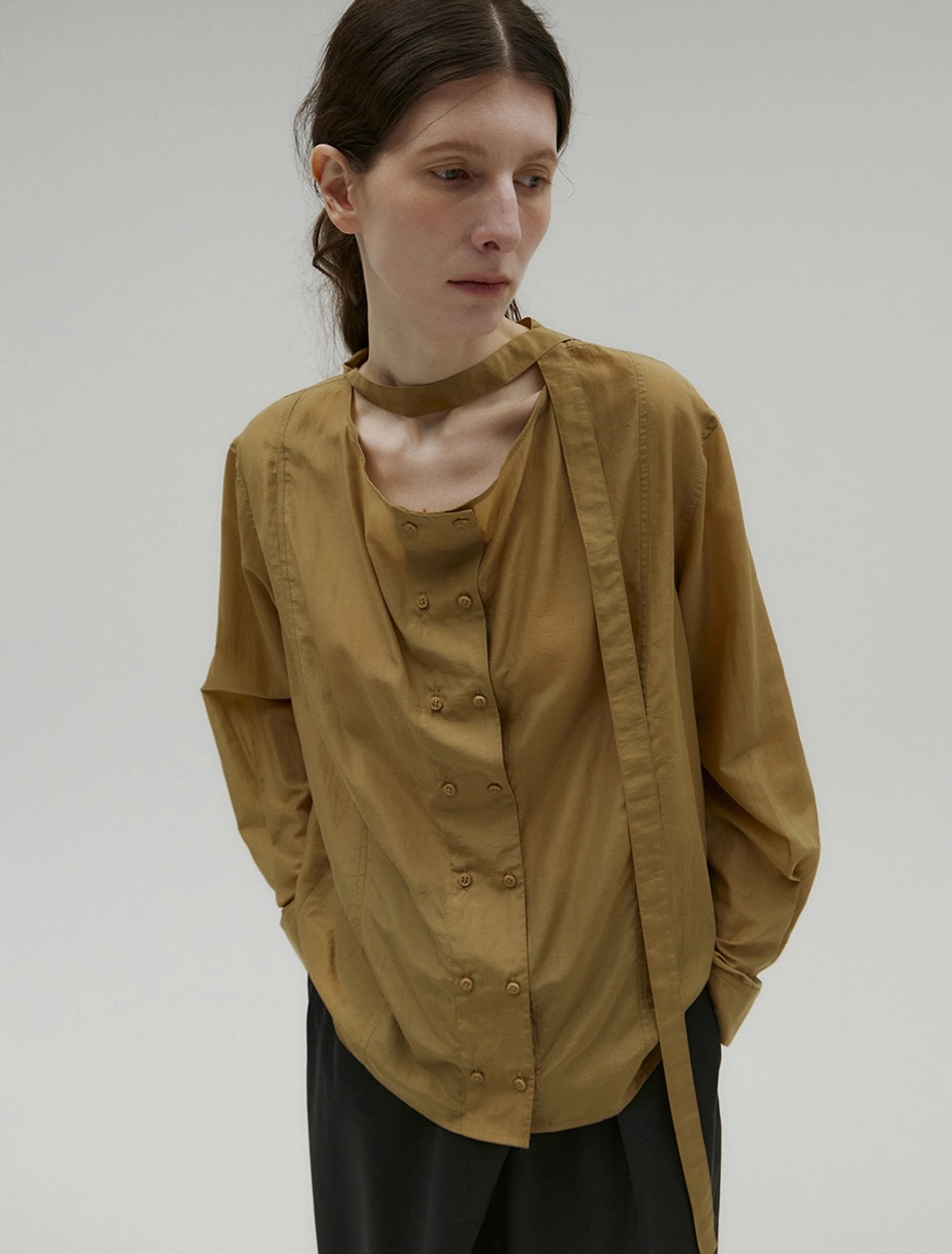 솔티페블 DOUBLE BUTTON COWL NECK TIE BLOUSE [BEIGE] 상품 이미지 1