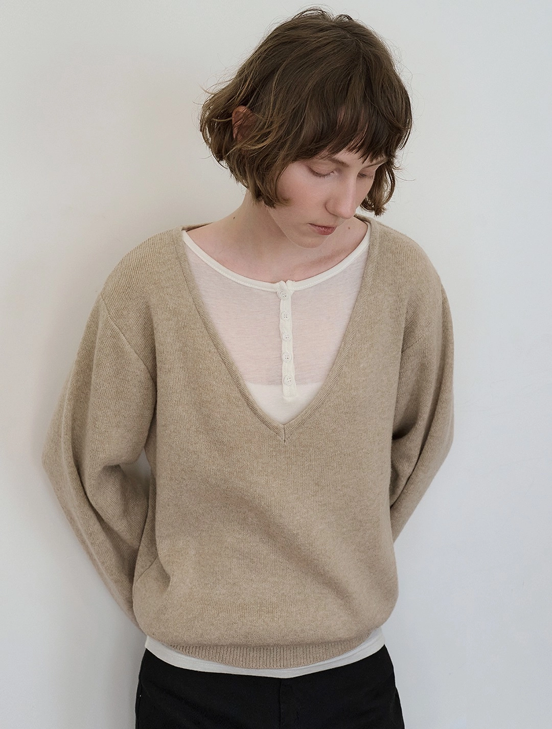 로에일 Soft medium deep V-neck knit_Linen 상품 이미지 1