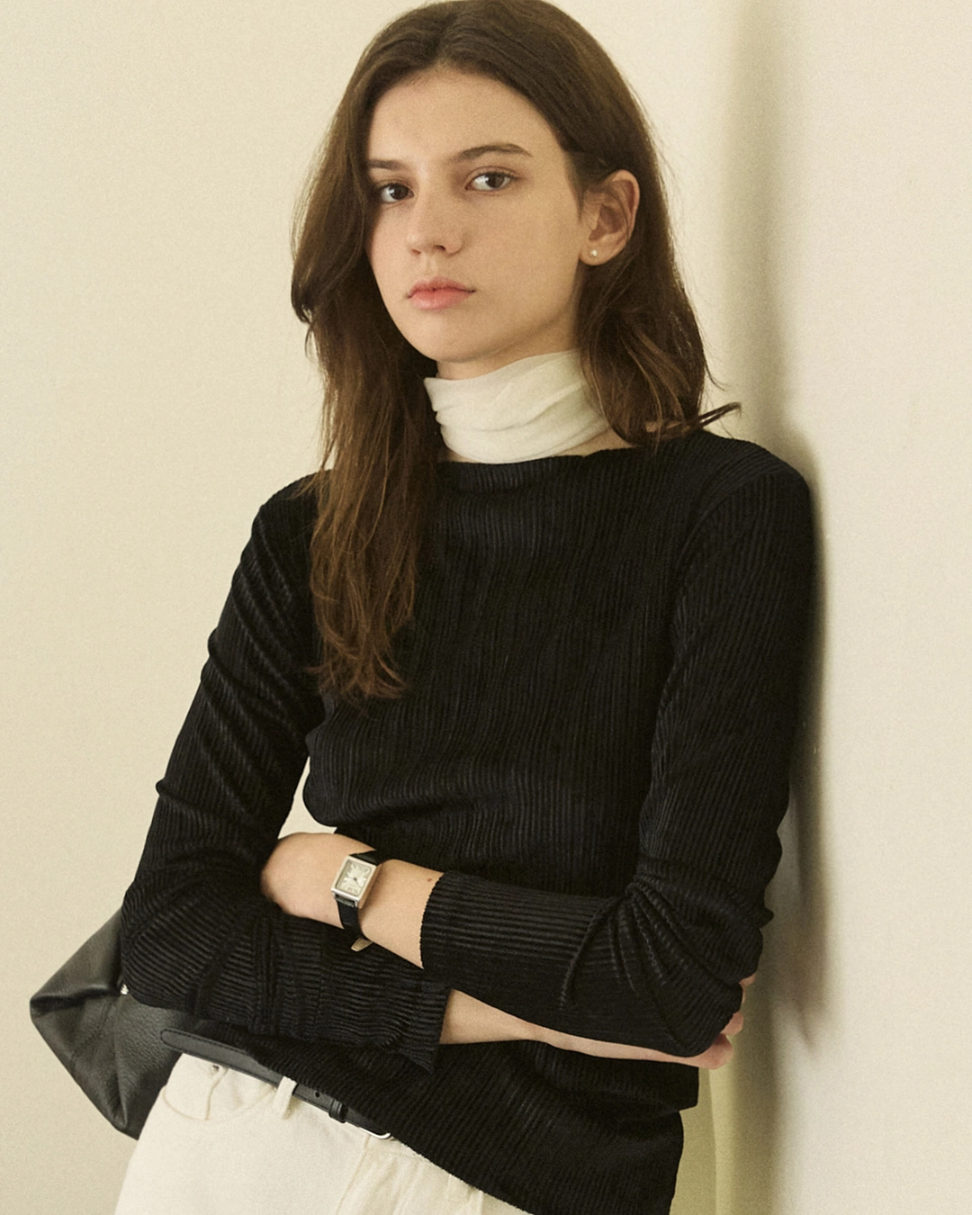 어다울 Wrinkle pleats boat neck t shirt - black 상품 이미지 2