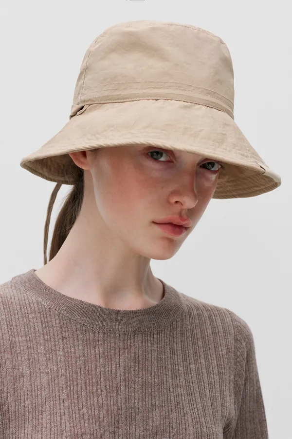 ADJUSTABLE STRAP BUCKET HAT SAND