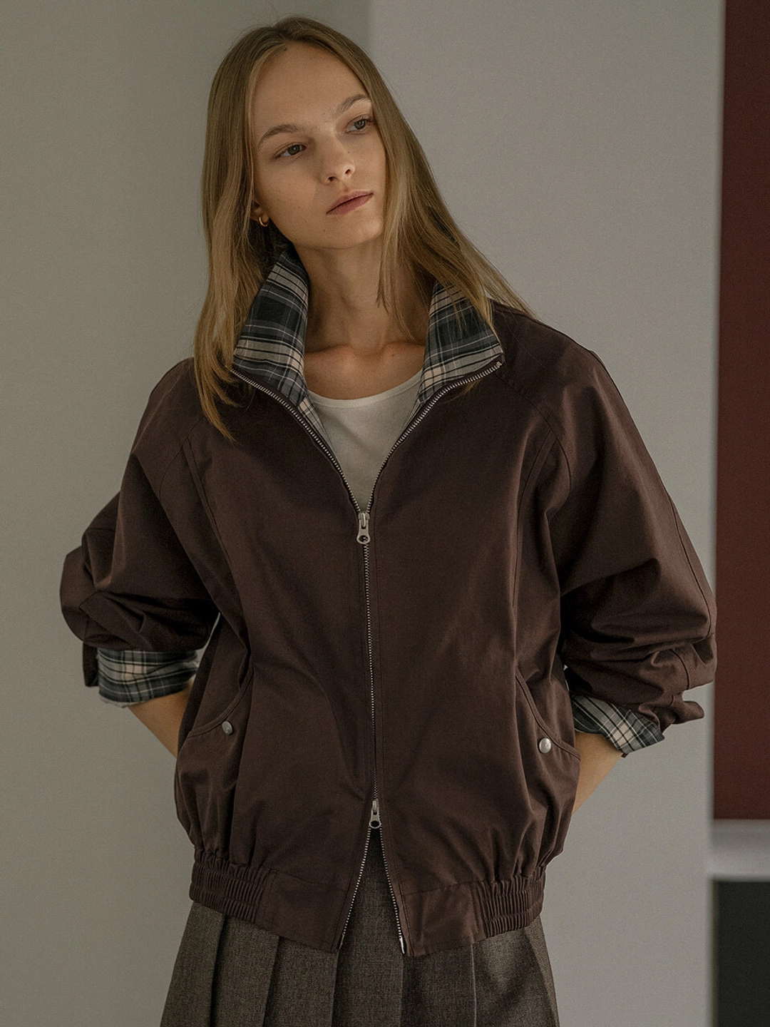 노운베러 Curved pocket blouson jumper [KNFW02JP01]_Brown 상품 이미지 2
