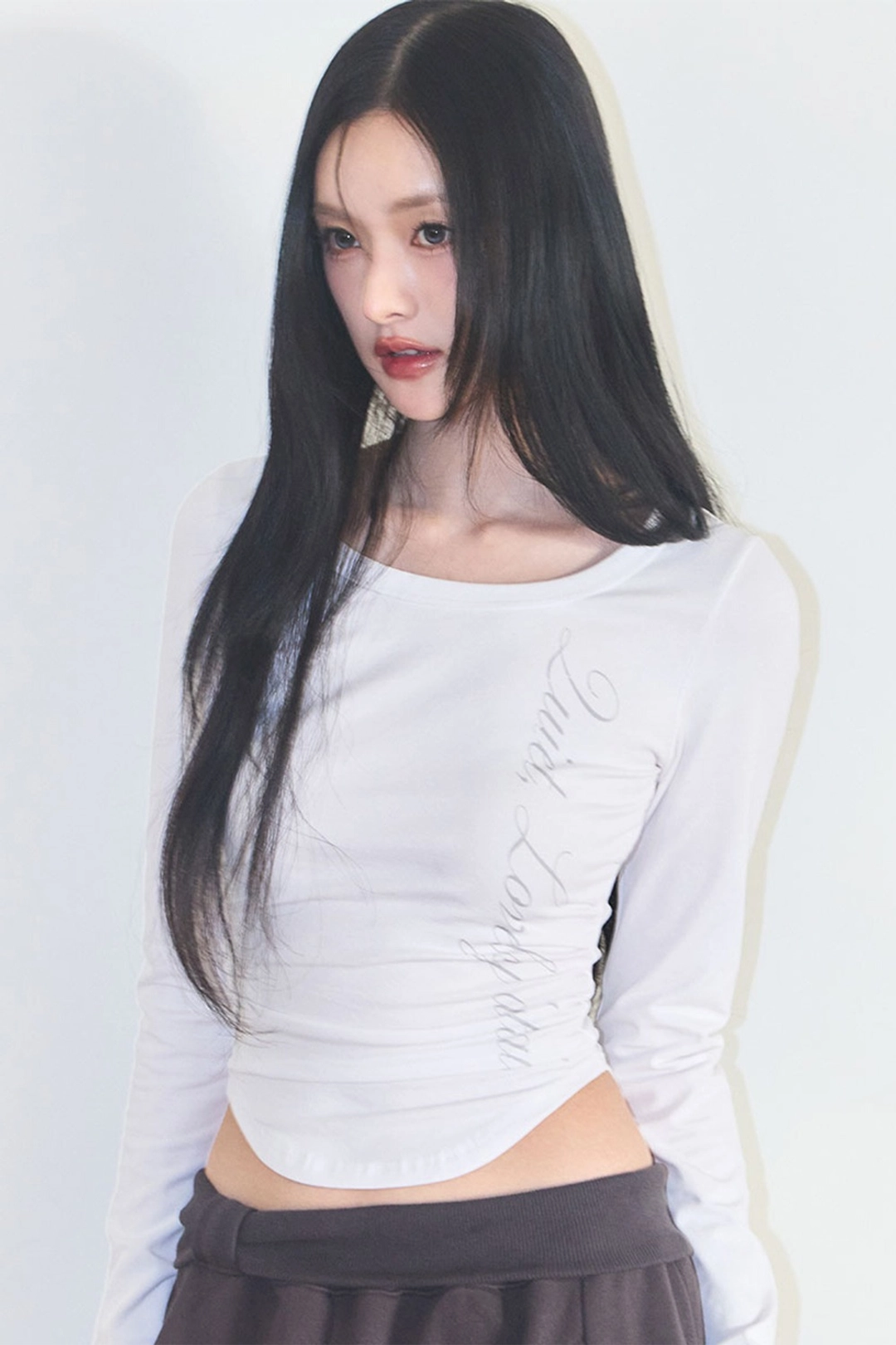 일리고 레터링 슬림 셔링 롱슬리브 화이트 상품 이미지 2
