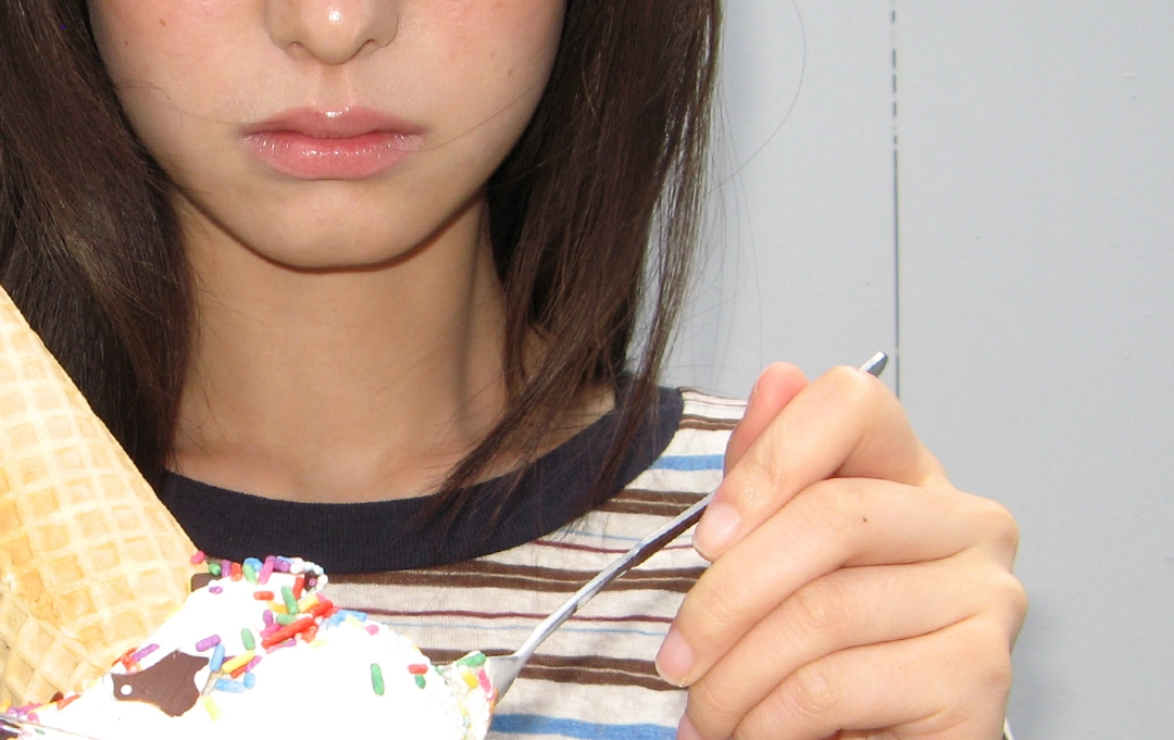 론론 PATTERN PATCHWORK BUTTON SLEEVELESS WHITE 상품 이미지 2